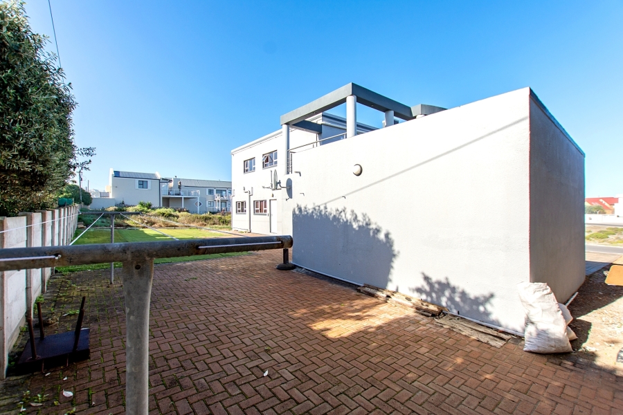 To Let 4 Bedroom Property for Rent in Yzerfontein Western Cape